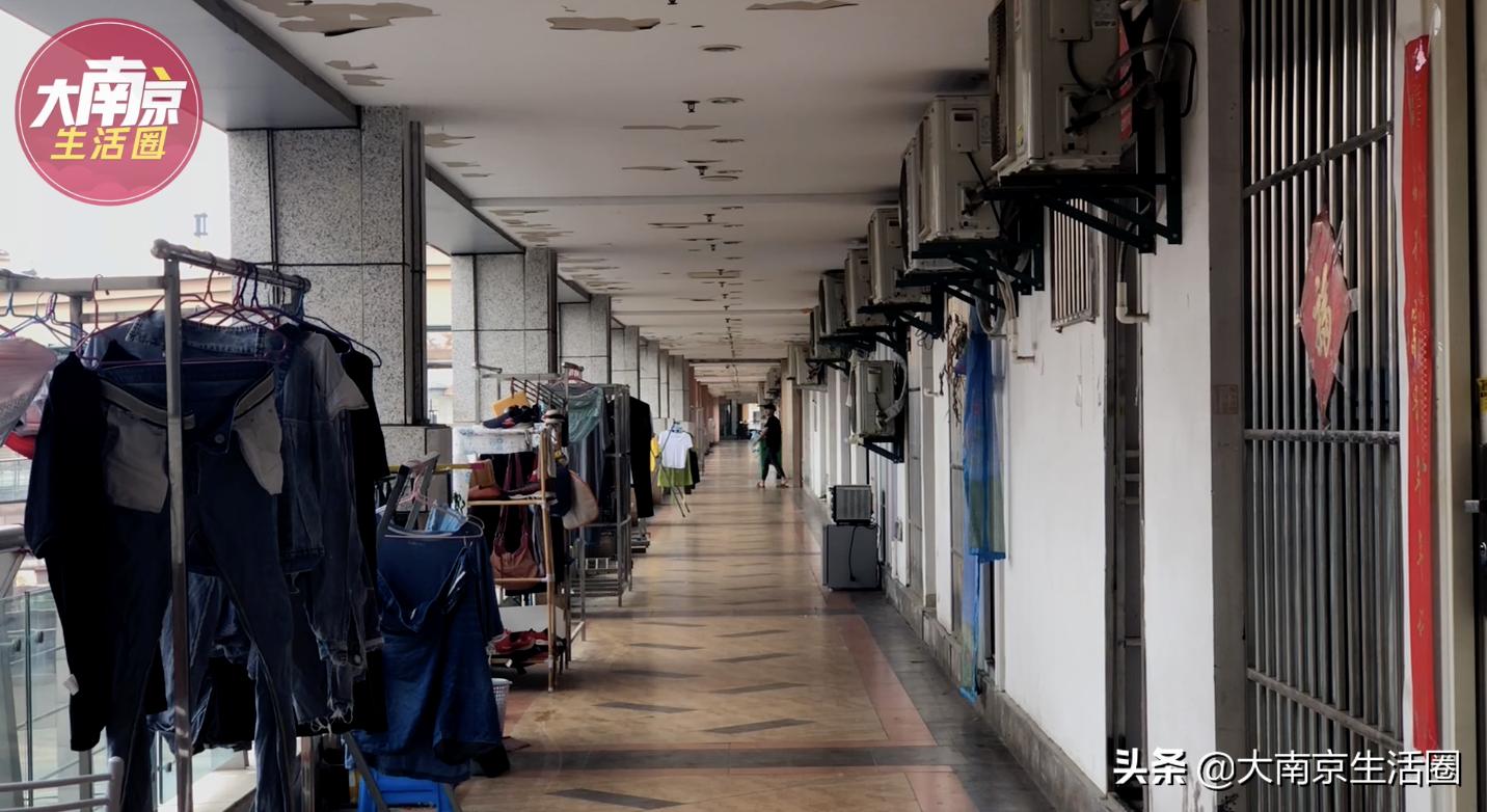 南京南站CBD旁的大型购物中心，商家纷纷撤离，如今却住满了人