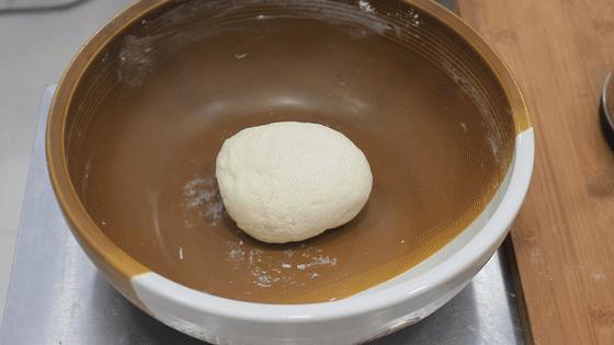 包子擀皮、蒸制都有技巧，学会这两招，包子皮薄但不露馅也不变形