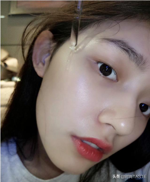 精华液跟精华水哪个能直接涂,精华液有必要涂抹吗