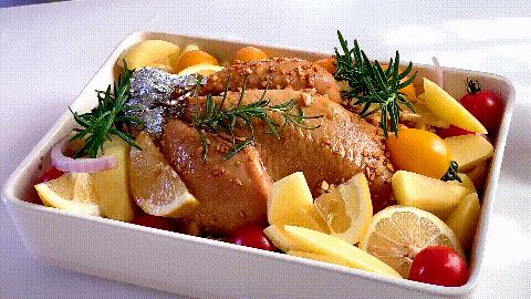 端午在家做简单开胃的柠檬烤鸡,鲜嫩多汁不油腻,在家露一手