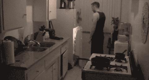 梦游时候为什么不能叫醒梦游的人,梦游被人吵醒为什么会有生命危险