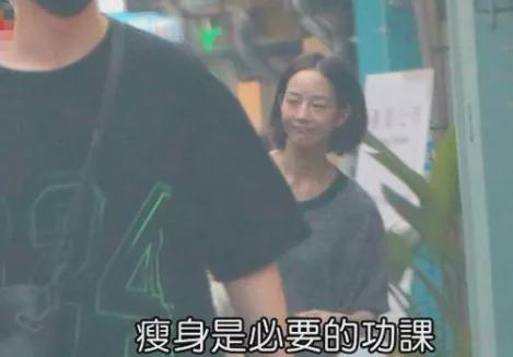 张钧甯素颜现身被*拍偷**！憔悴形象非常瘦，一双大长腿撑不满裤管