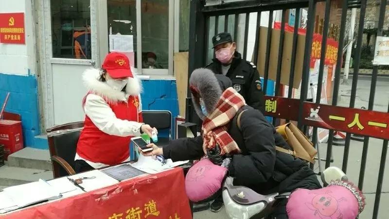 社区抗疫青年志愿者 (90后社区志愿者奔赴抗疫一线)