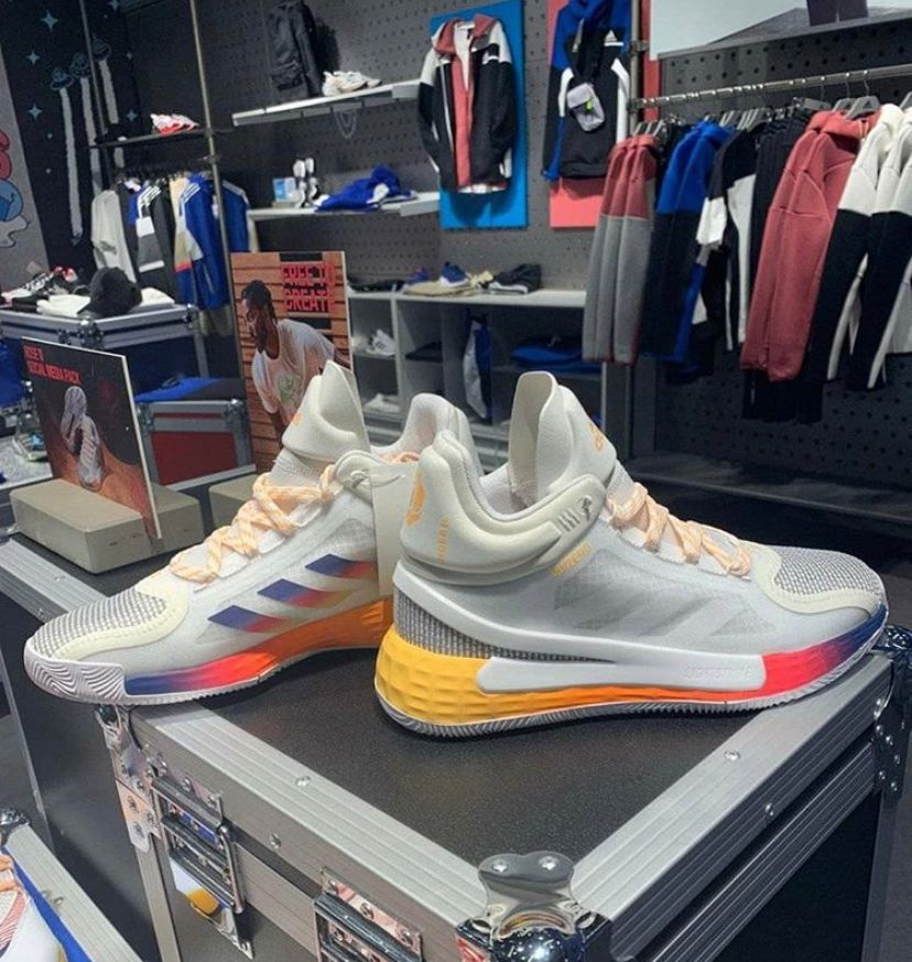 科比上脚4新配色 (欧文上脚科比特殊配色)