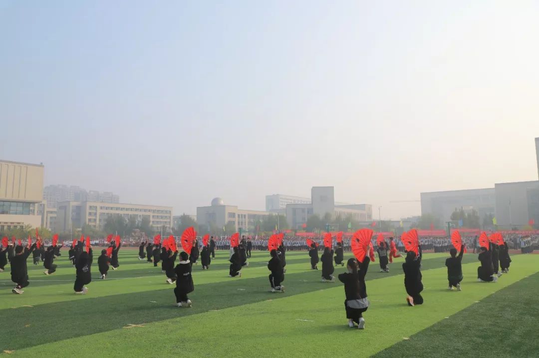 聊城一中运动会5000米,聊城一中运动会闭幕式班旗飞舞