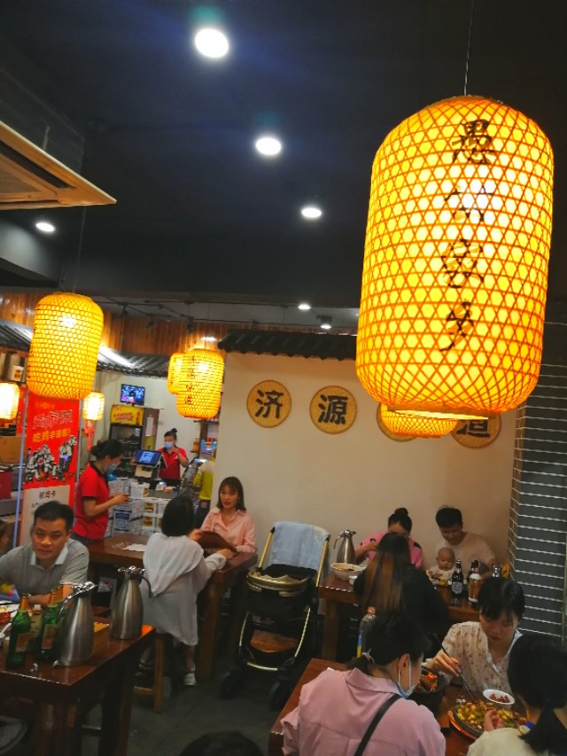 郑州十里铺街，来自于济源的知名炒鸡光光酱，味道果然可带劲儿啊