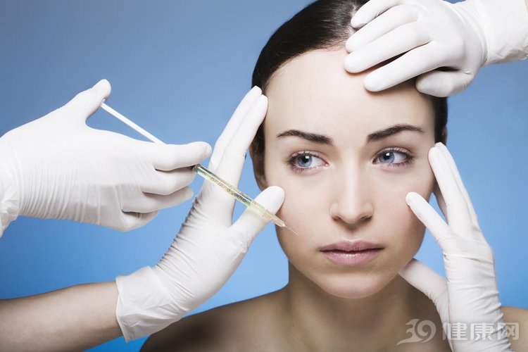 “她的整容脸，靠15次手术固定”：不要命的美，害了多少年轻女孩