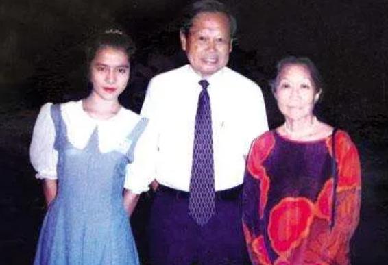 杨振宁真的让翁帆改嫁吗,嫁给杨振宁前翁帆经历了什么