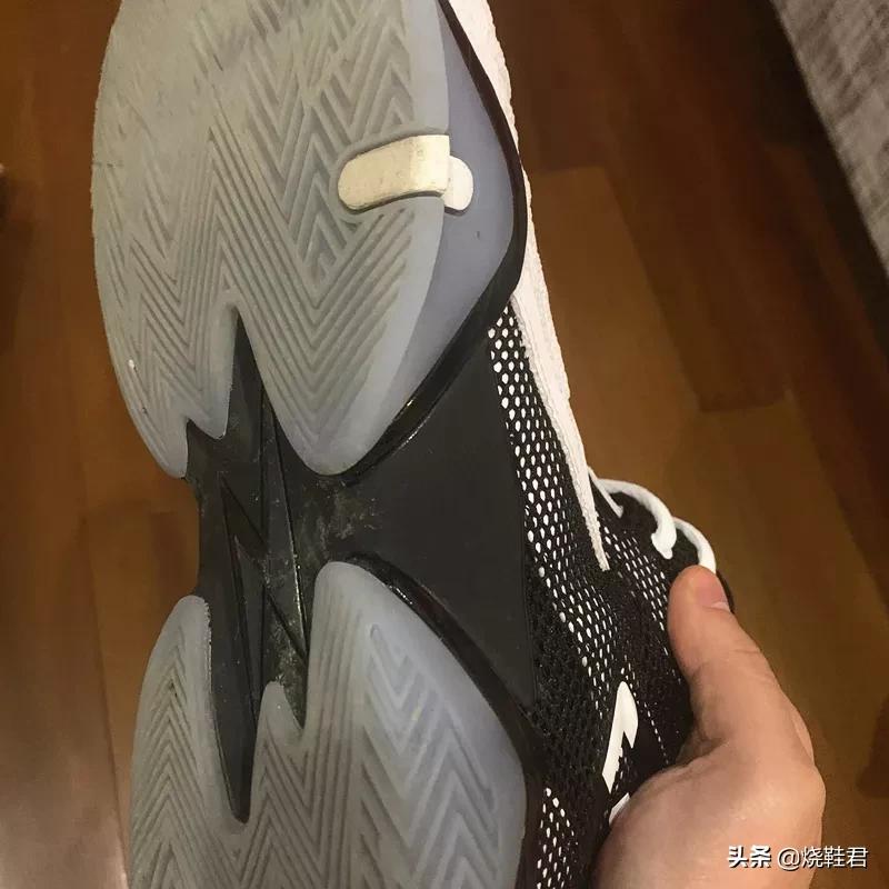 有可能是今年国产佳作之一，甚至可以去掉国产。匹克闪电2020简测