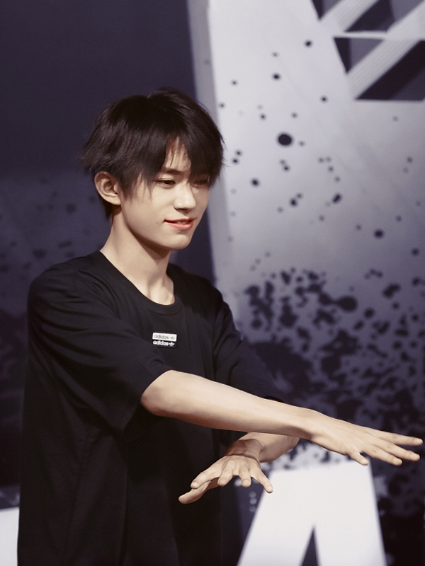 阿迪宠孩子式宠千玺!熟悉的袜子包裤脚又来了,你还没学会吗