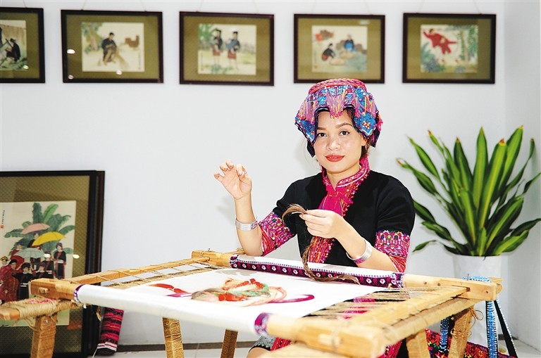 用头发丝刺绣的清明上河图,云南女子绣清明上河图