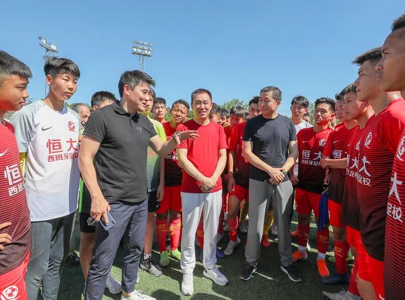 许家印马德里探班青训小球员,许家印讲恒大足球目标