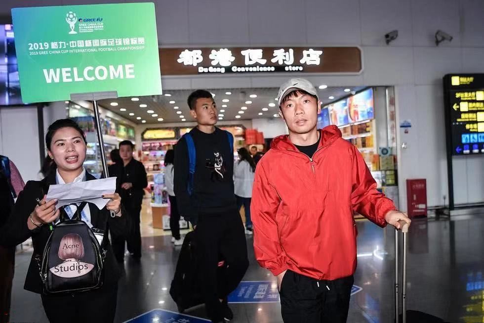 中国男足备战中国杯，各位国脚现身机场，名牌衣服和奢侈品很抢镜