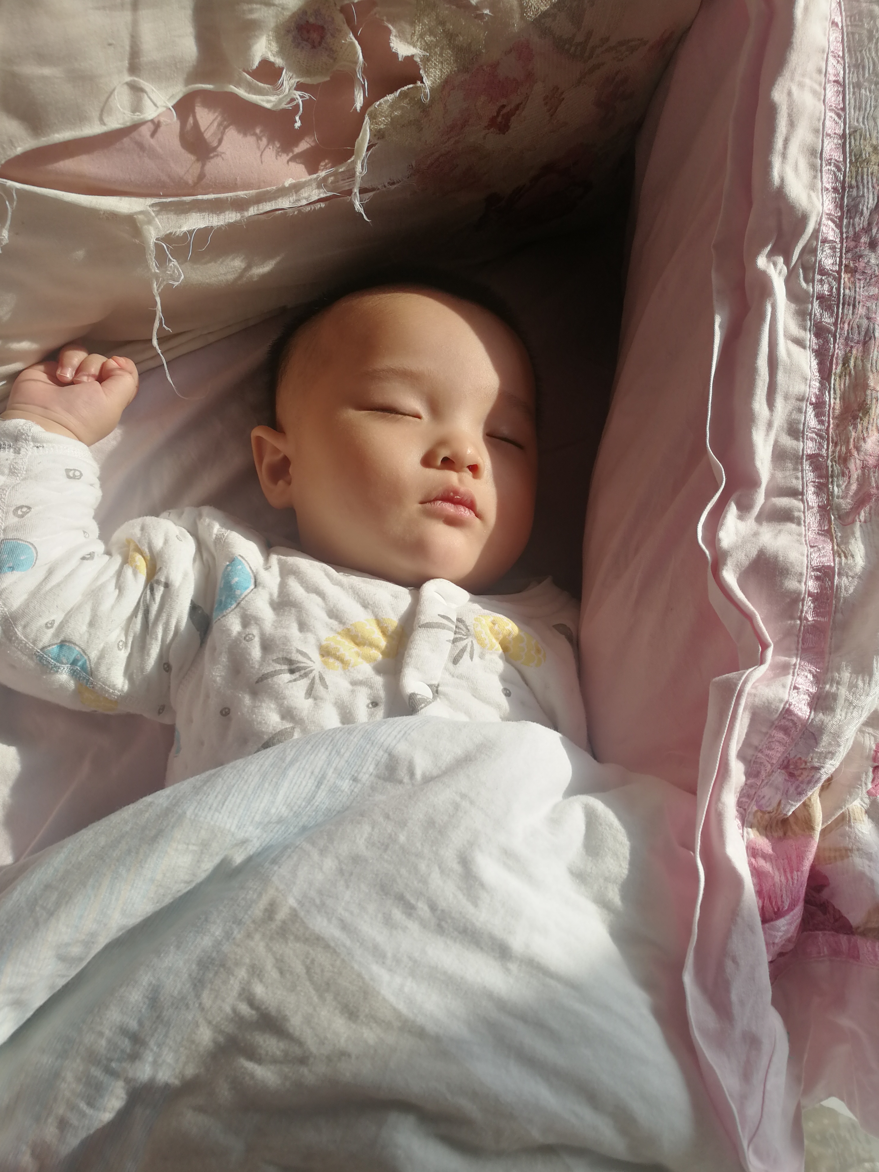 婴幼儿爱抓人怎么办,一周岁宝宝会抓人怎么正确引导