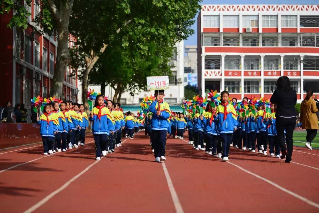 绿茵草地挥斥方遒阳光体育梦圆今朝