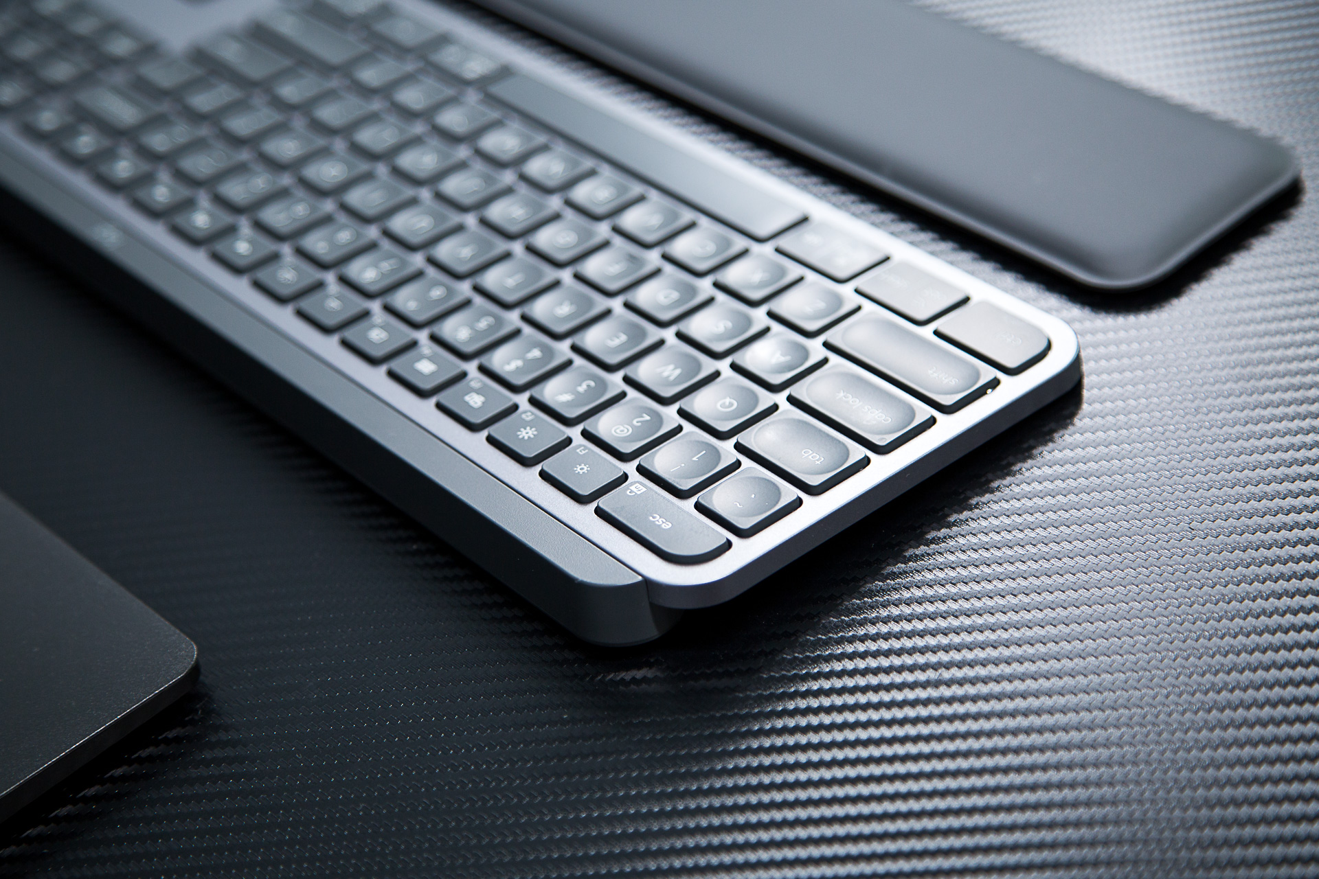 罗技mxmaster2s和3,罗技MXKeys无线键盘