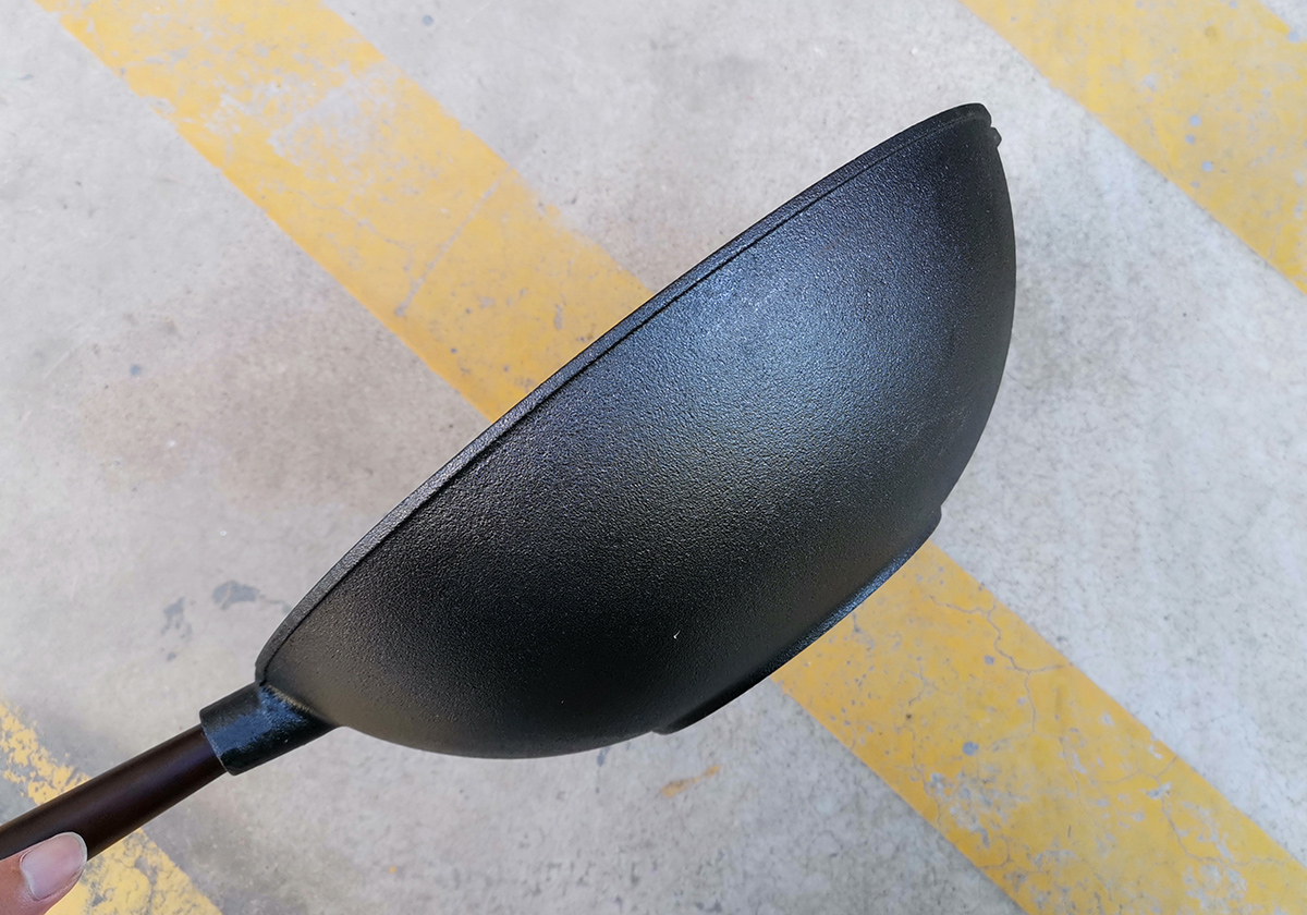 瑞典造的千元铁锅，重4.2公斤，百年核桃木握把，管用一辈子