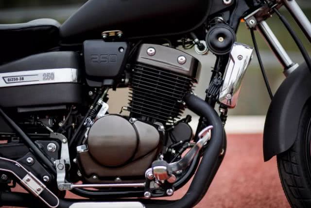 1.68万元的国产太子车，造型经典，250cc水冷引擎，极速114