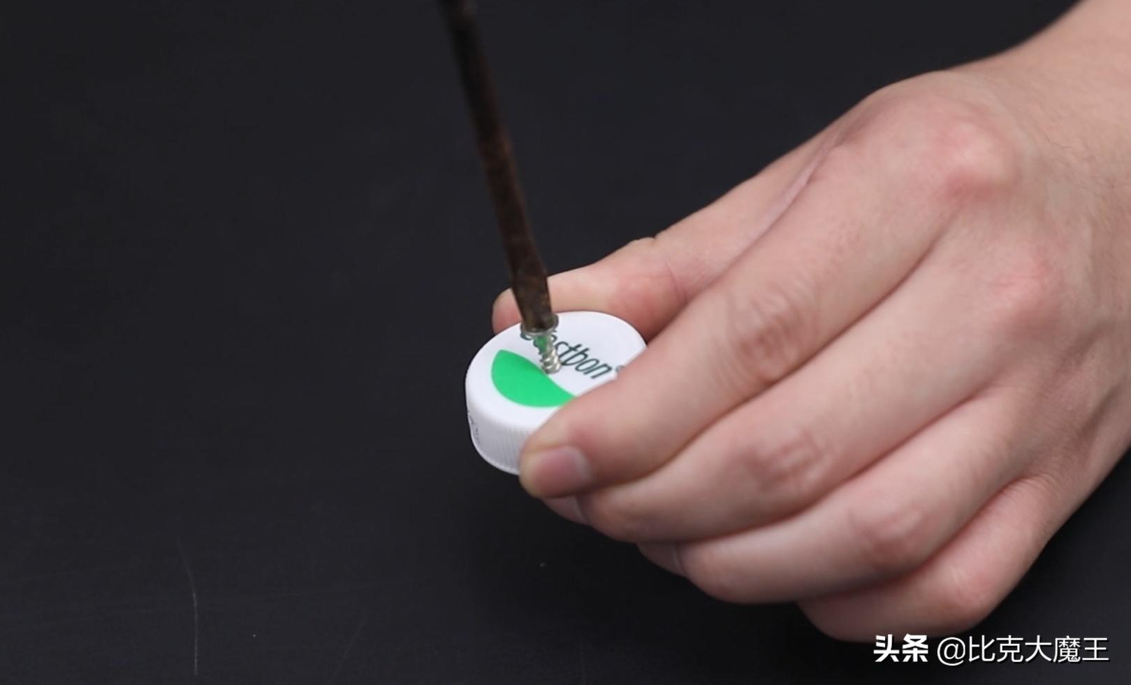 如何用塑料瓶做自动浇花神器,用塑料瓶做自动浇花器