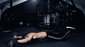 身高190的澳洲帅哥，因出演雷神而成名，年近40仍有健壮肌肉