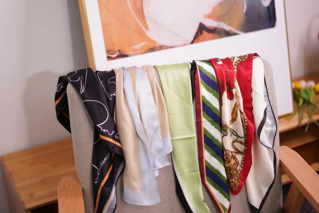 丝巾的5种时髦系法学起来,春季丝巾系法大全搭配大衣