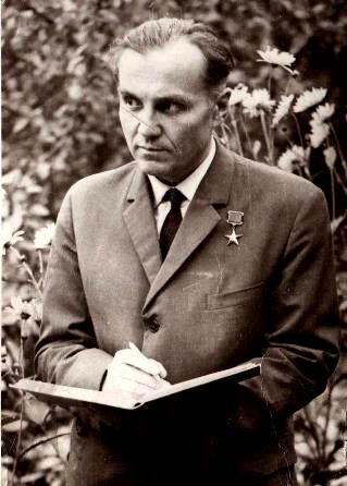 郭晶晶霍启刚带孩子稻田插秧,霍启刚郭晶晶一起插秧吃农家饭