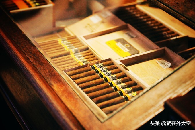 时尚生活元素,创意时尚轻奢雪茄
