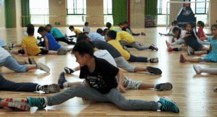 杭州小学二年级体育课居然要考劈叉？家长们全懵了