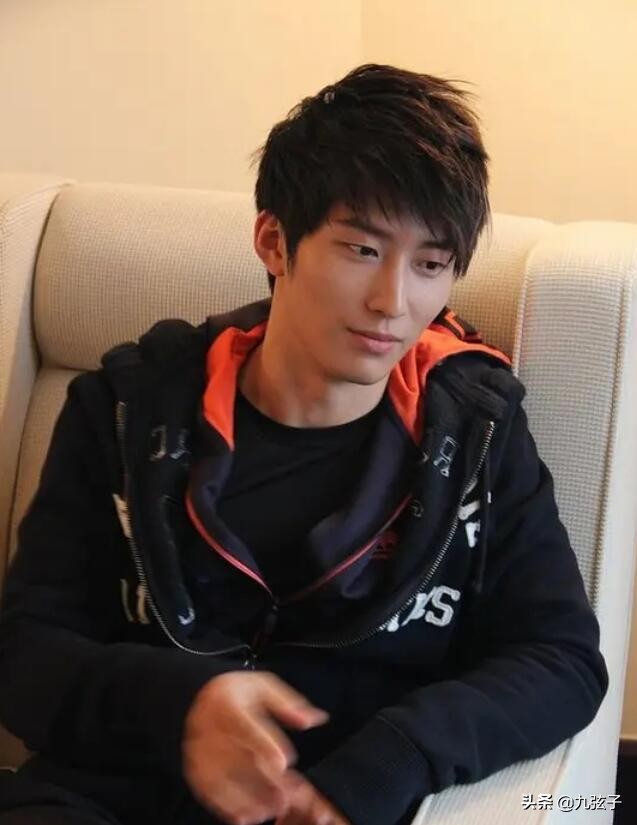 从“山楂树之恋”到“不速来客”，“豪门女婿”窦骁都经历了什么