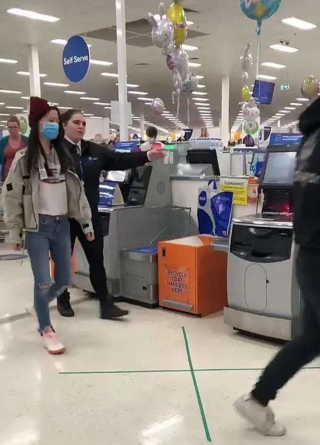 澳洲华人在超市买奶粉被骂,澳大利亚情侣超市买奶粉被骂