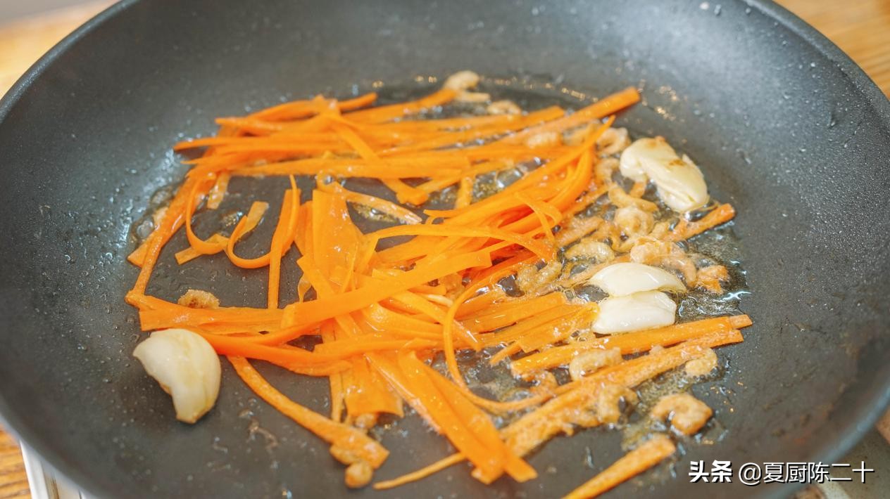 如何炒粉丝松散不粘成一团,炒粉丝很硬是怎么回事