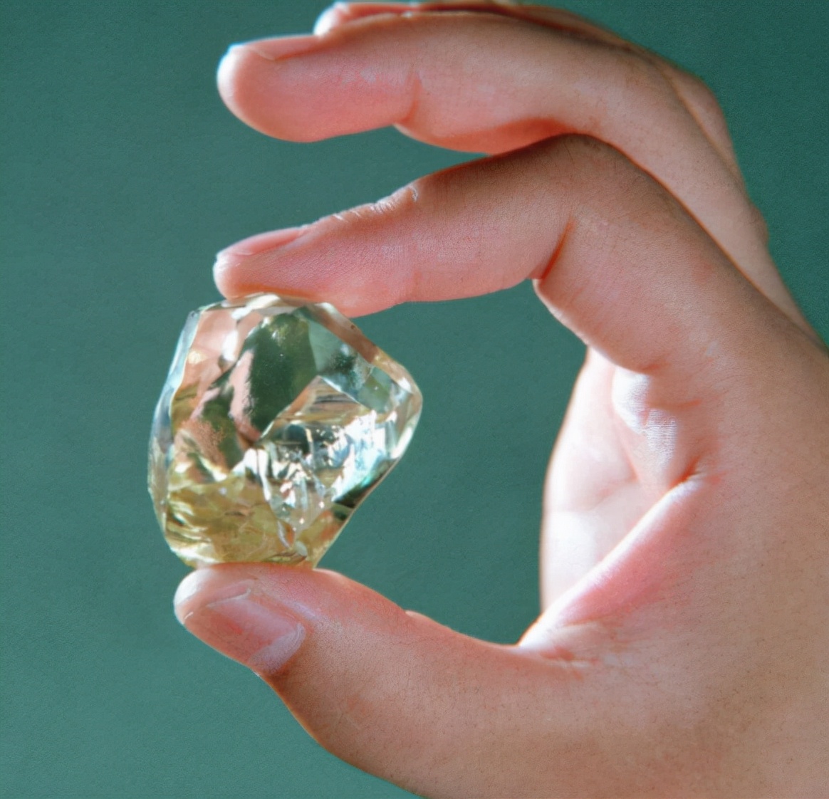 魏振芳捡到一个价值十亿的大钻石,魏振芳捡到钻石的视频