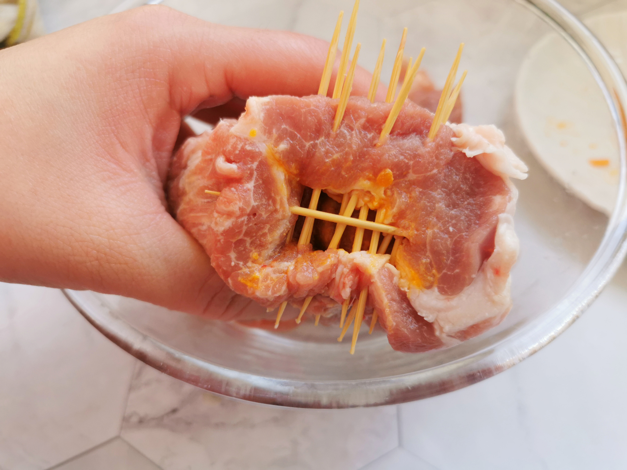 叉烧肉里的咸蛋黄怎么放进去的,挂炉港式咸蛋黄叉烧肉的正宗做法