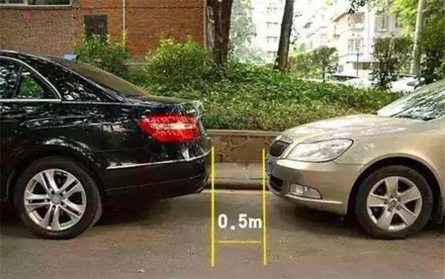 倒车入库怎么判断车头不刮到前车,倒车入库如何判断车头刮蹭