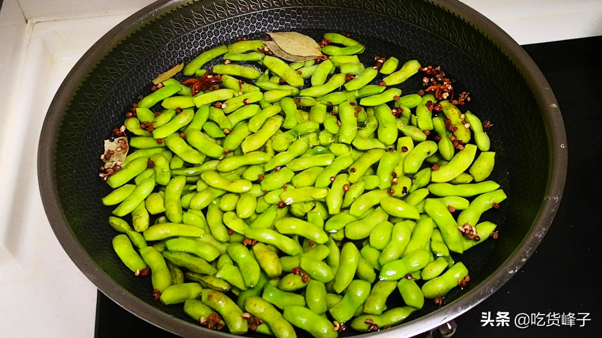 煮毛豆，最忌直接下锅煮，牢记3点，毛豆翠绿不发黄，好吃更入味