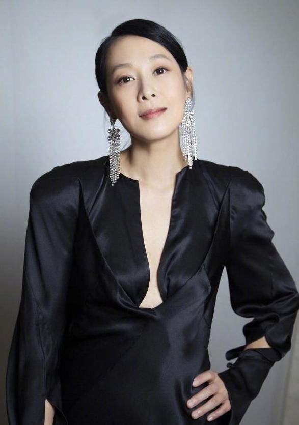 刘若英穿黑色连衣裙图,刘若英穿搭夏天气质连衣裙