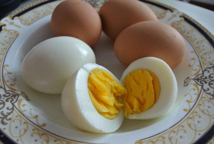 煮鸡蛋只加盐怎么入味,煮鸡蛋不散的正确方法开水里加盐