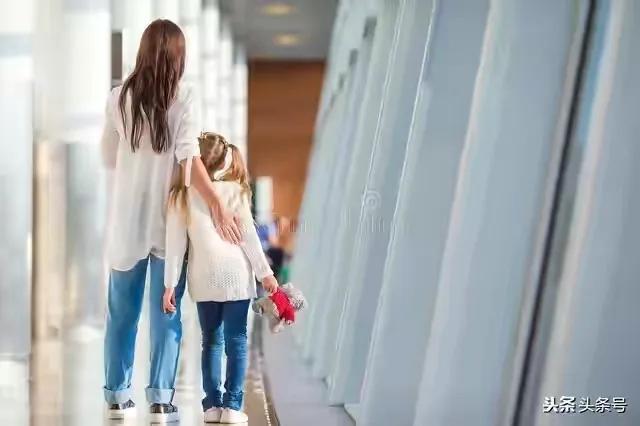 妈妈和初恋私奔之后，我费尽心思把“爸爸”嫁出去