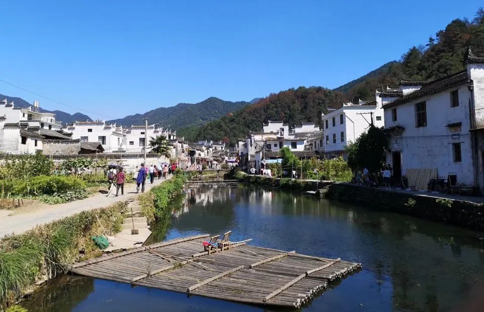 我喜欢去古镇，喜欢它那安详而宁静的气息