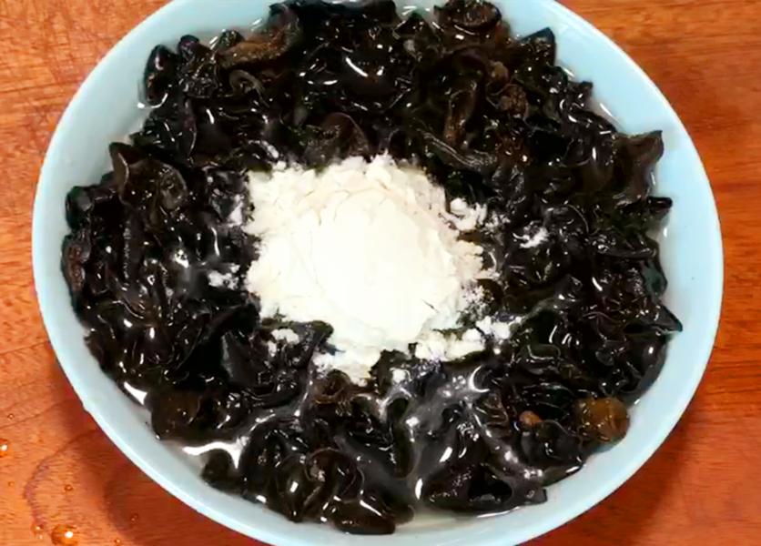 木耳切记不要用清水洗等于吃虫卵,木耳切记不要用清水泡