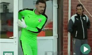 足球场上最尴尬的20个瞬间,足球比赛应对突发状况