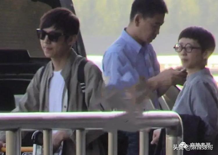 和小鲜肉牵手摸脸，又让人想到他7年前的瓜…