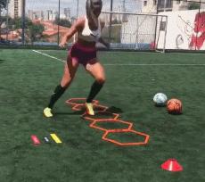 内马尔街头足球pk女足,内马尔和女足训练时的图片