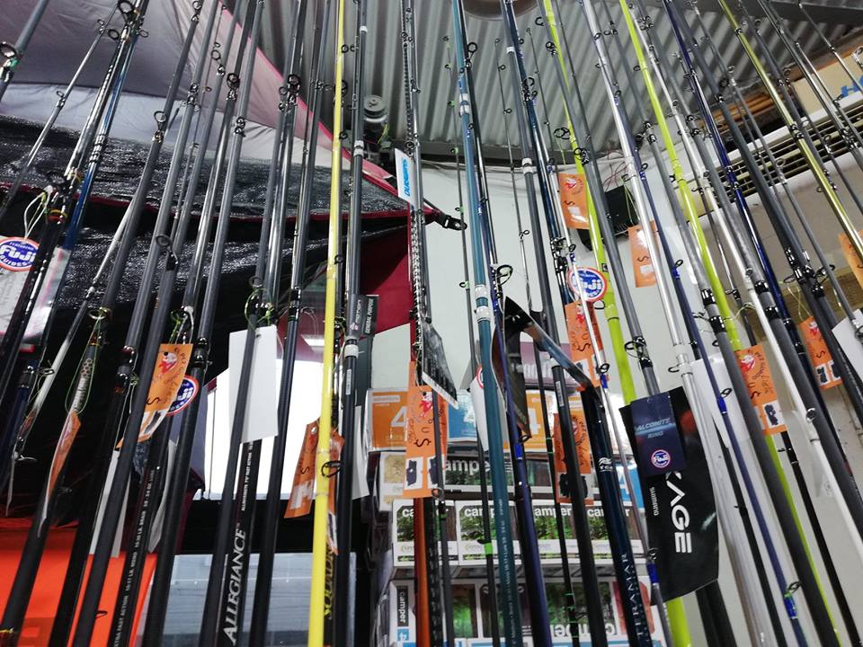 钓鱼人必买的渔具,逛渔具店捡漏