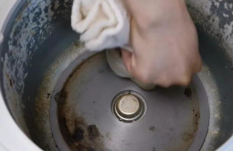 电饭锅里外都是脏东西，教你一个土方法，10分钟轻松擦干净，实用