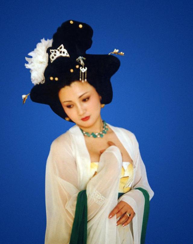 90年代女歌手林芳兵,林芳兵周洁哪个更美