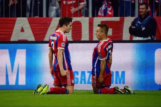 足坛滑跪庆祝集锦雨中航母,足坛滑跪罗本