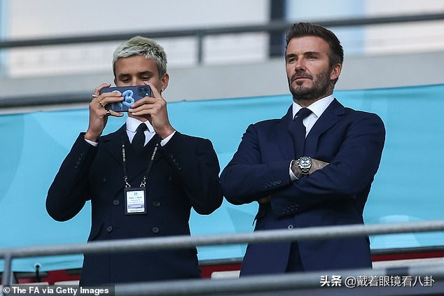 贝克汉姆携儿子看球,贝克汉姆带次子