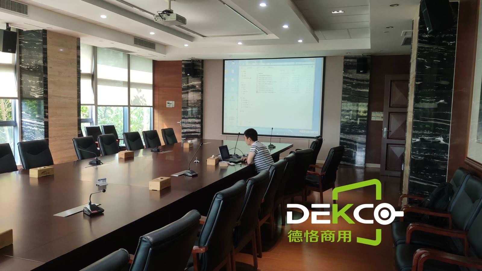 电脑同时投屏到电视和投影仪,笔记本电脑和投影怎么无线连接