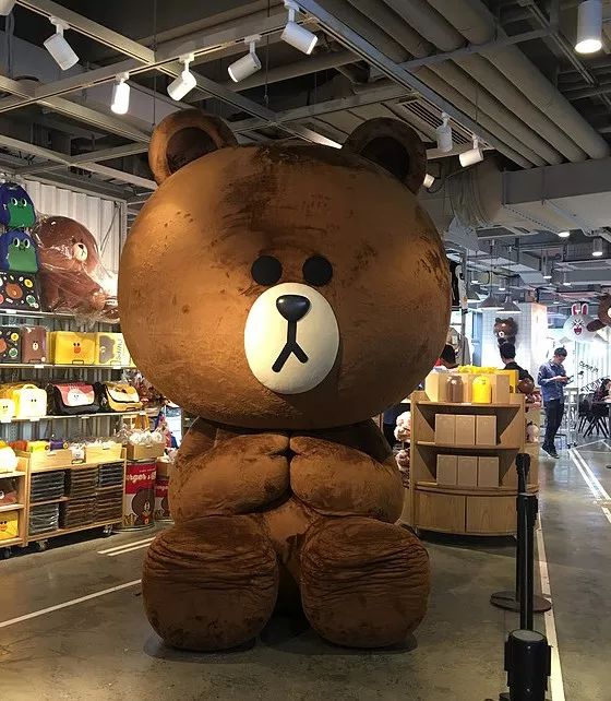 从线上表情包到线下网红店，这家通讯公司靠表情包成功转型